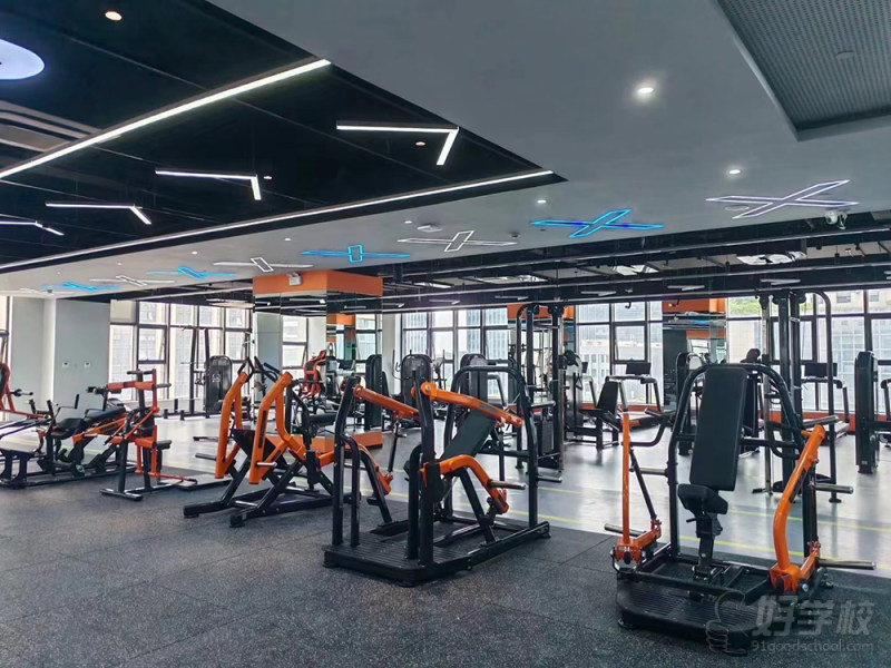 力量训练场地