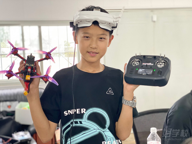 穿越机及遥控器