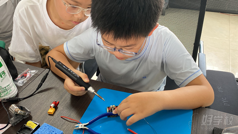 无人机维修焊接