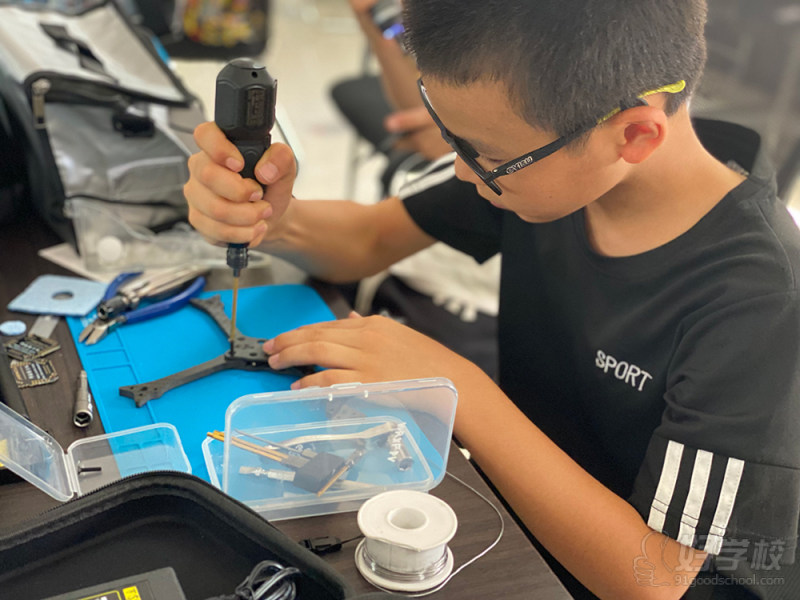 无人机拆解维修