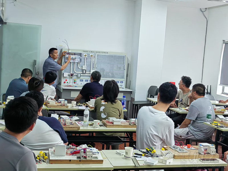 电工教学现场