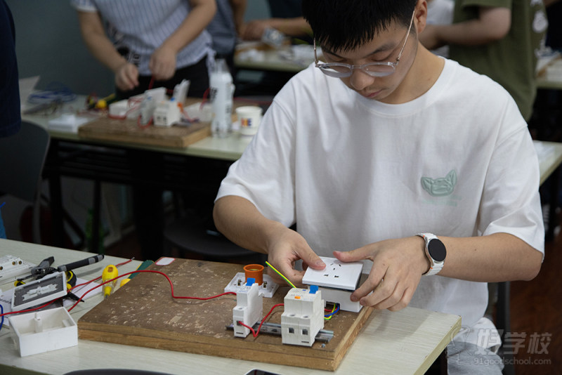电工教学现场
