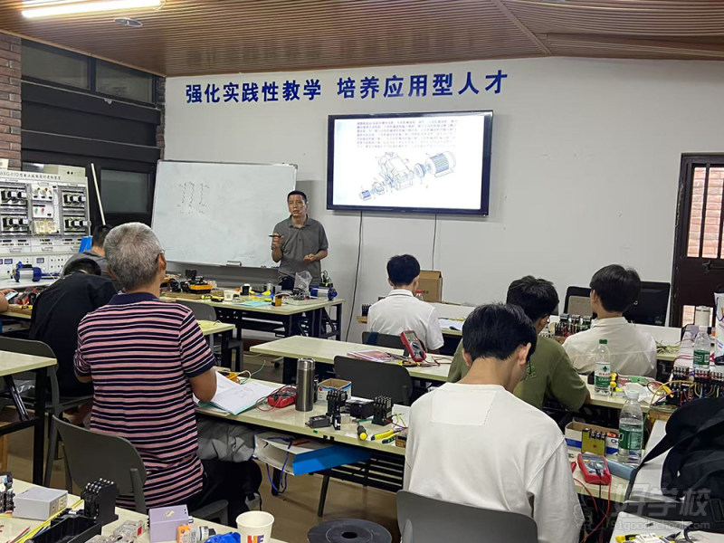 电工教学现场