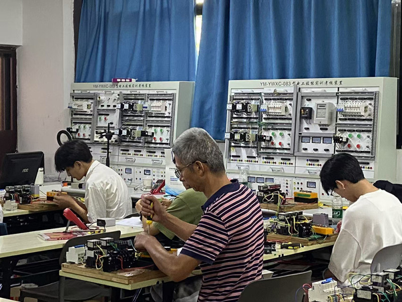 电工教学现场