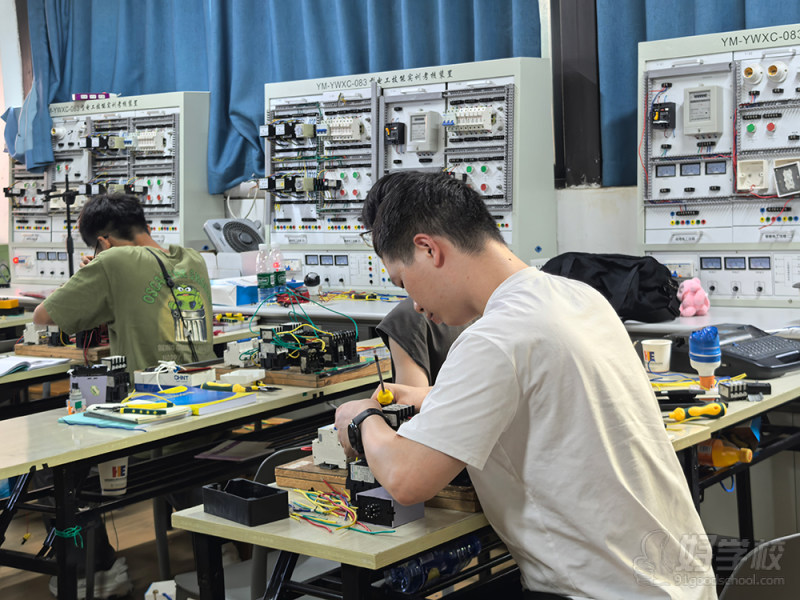 电工教学现场