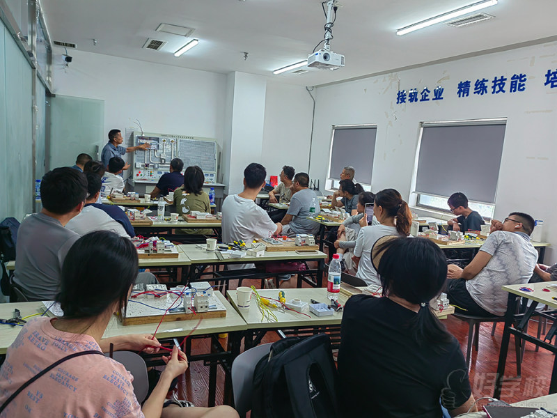 电工教学现场