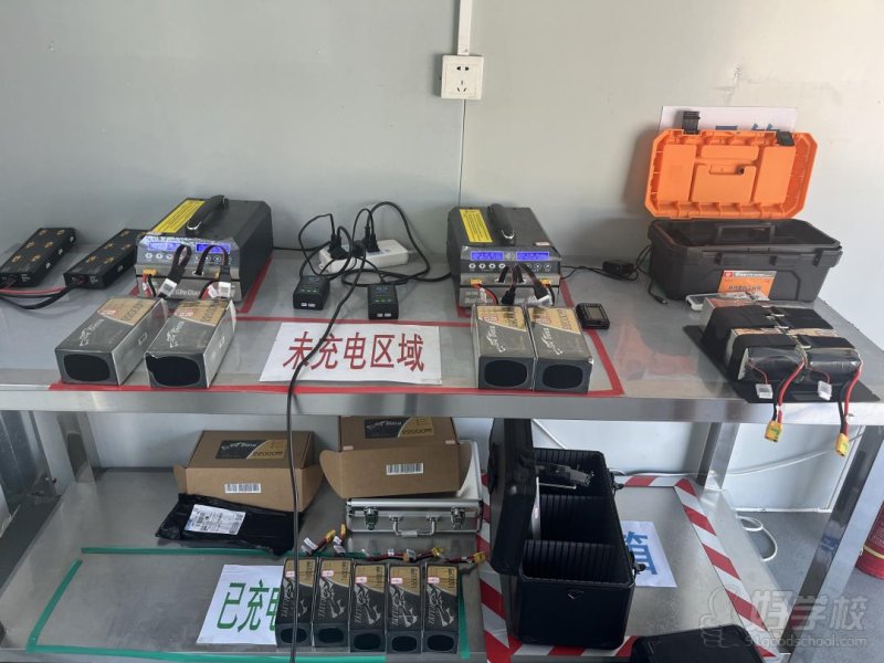 无人机独立电池充电室