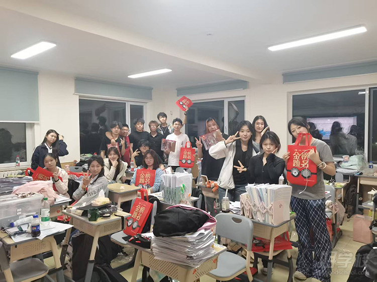 一班合照-发学习用品