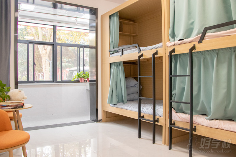 四人间宿舍