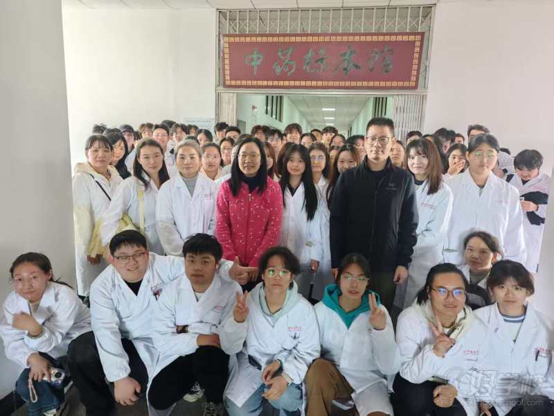 25级参观中药标本馆