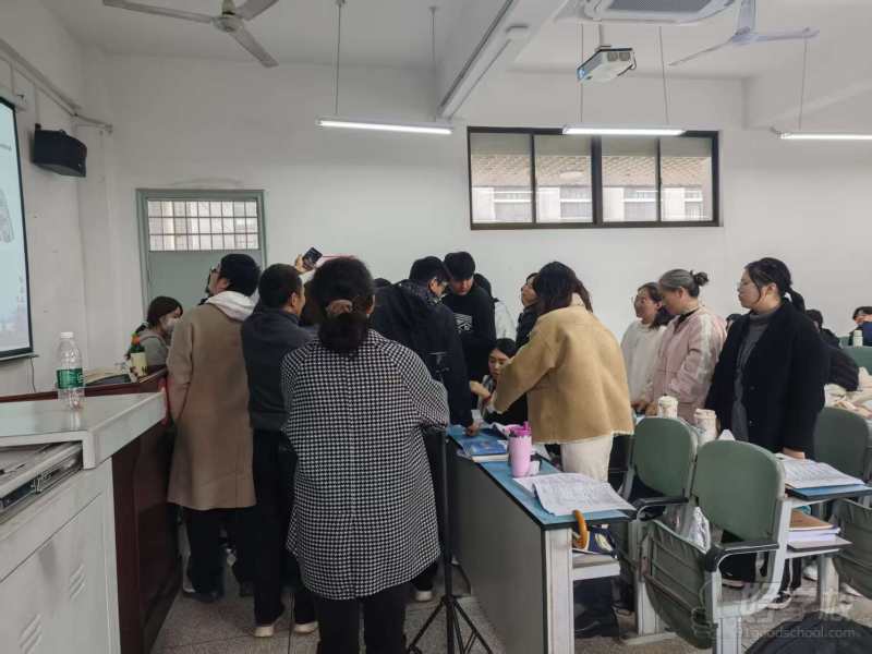 下课围着老师问问题