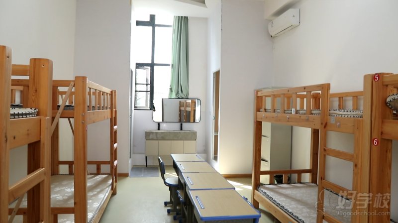 学校寝室8人间