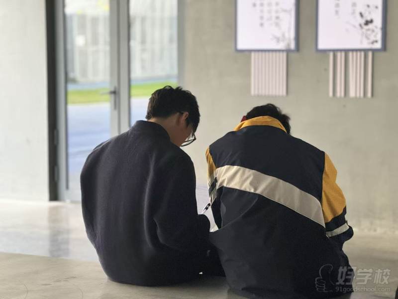 学生认真学习互相交流学习
