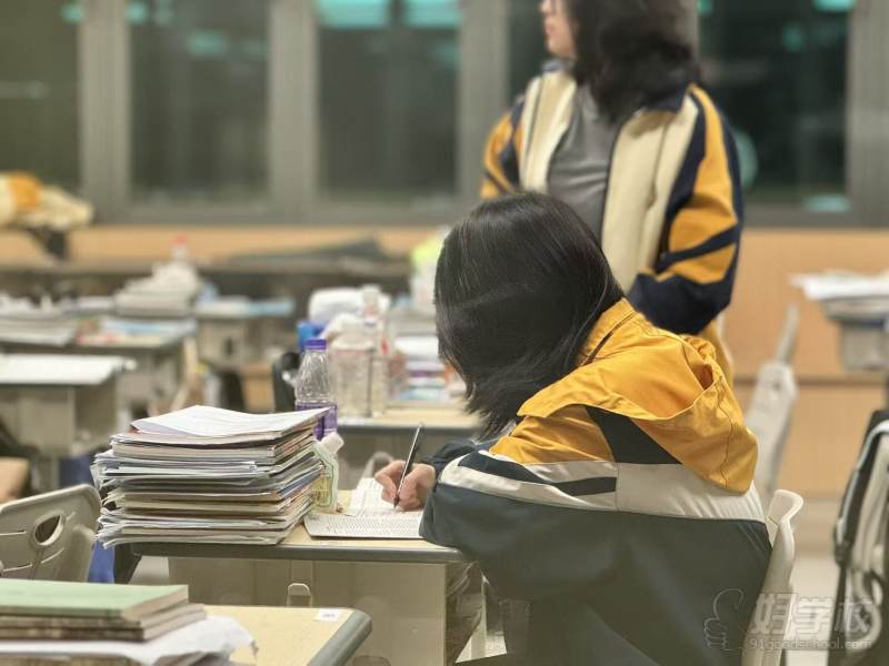 学生认真学习互相交流学习