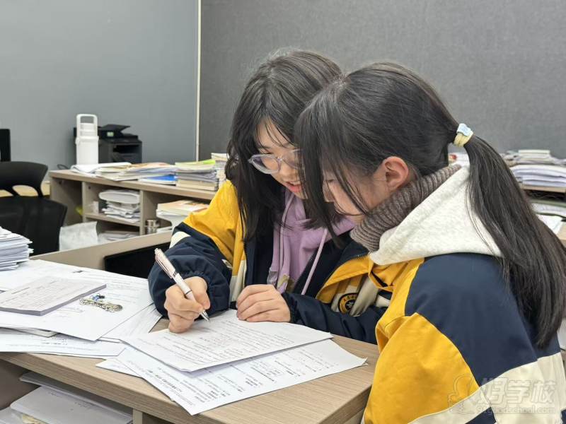 学生认真学习互相交流学习