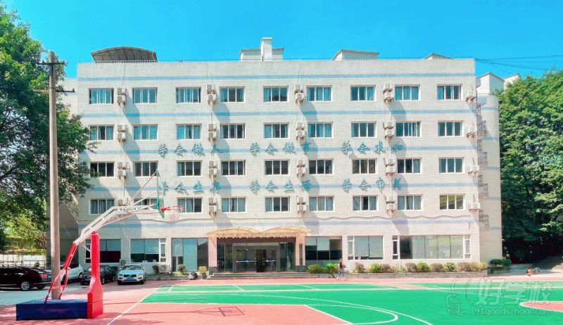 ⼥⽣宿舍