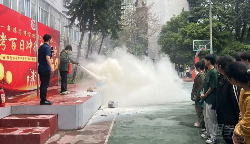 学⽣进⾏消防演练