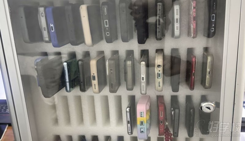 学⽣⾃觉上交⼿机到封