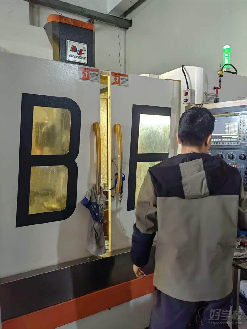 实训设备操作员往机床