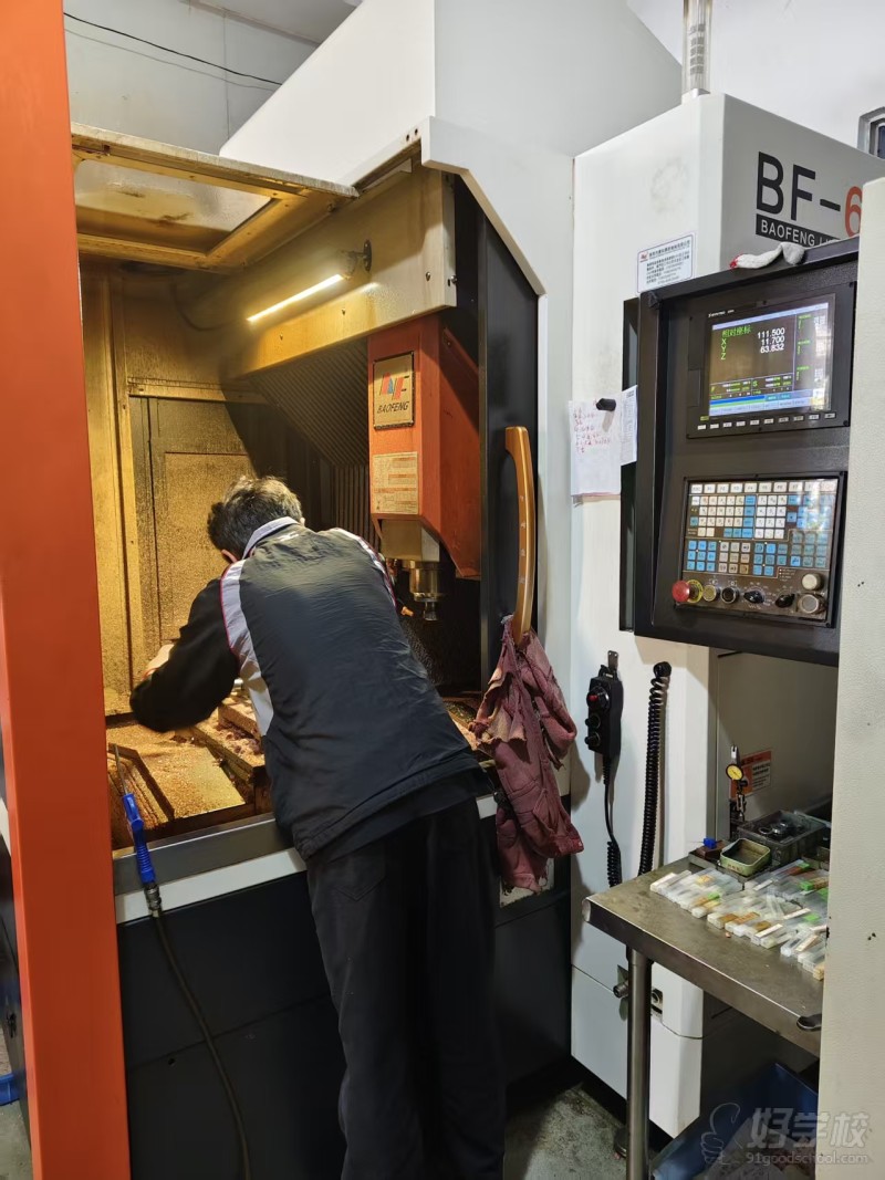 实训设备加工完正在测