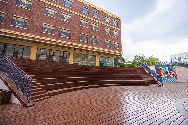 下沉式广场阶梯