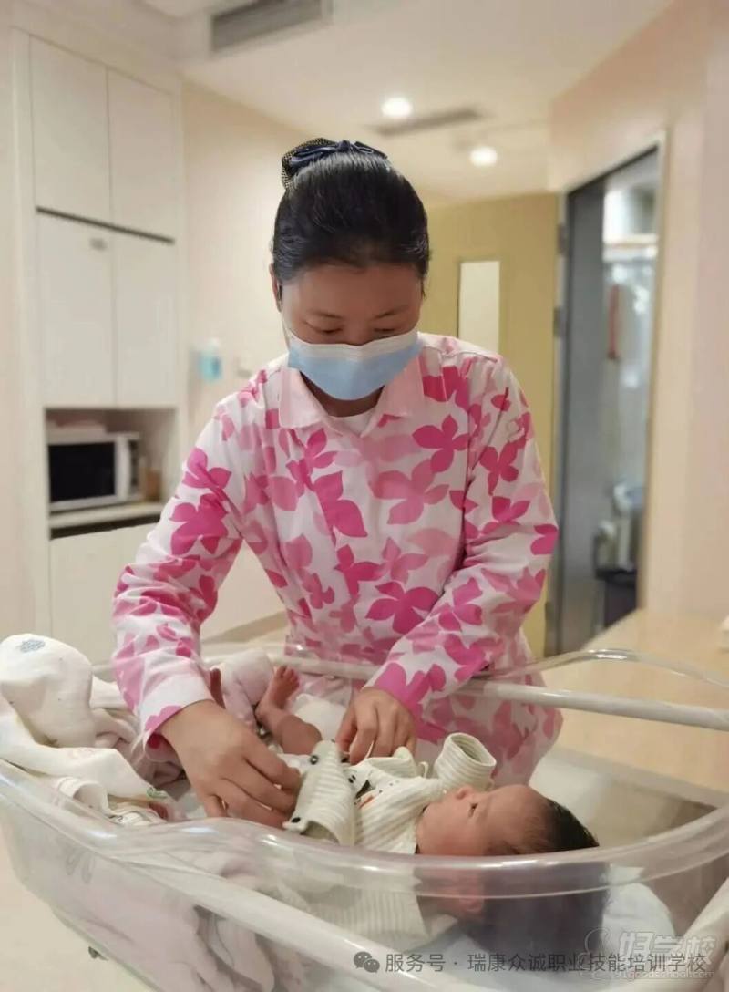 工作中月嫂照片