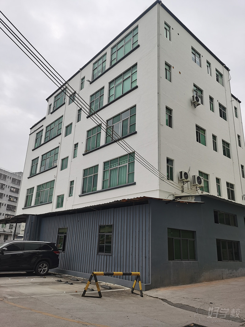 侧面-靠近停车场