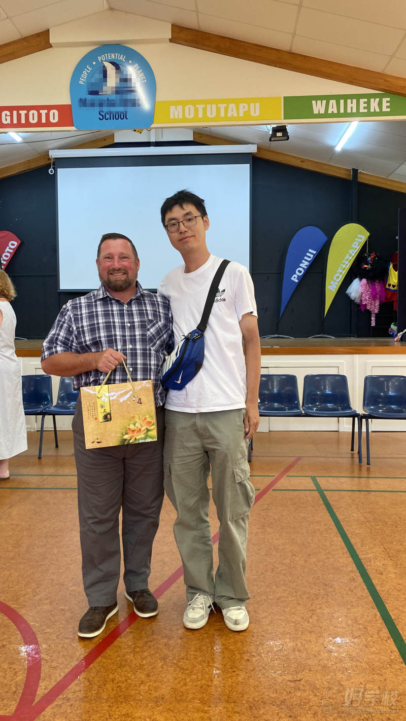 阳阳老师向校方赠礼