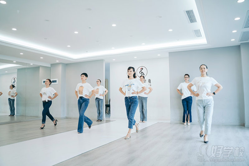 成人模特教学现场