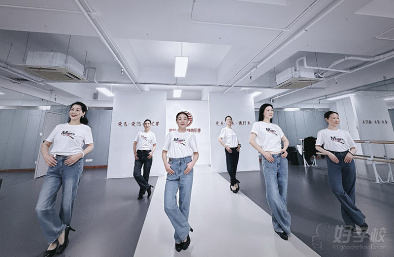 成人模特教学现场