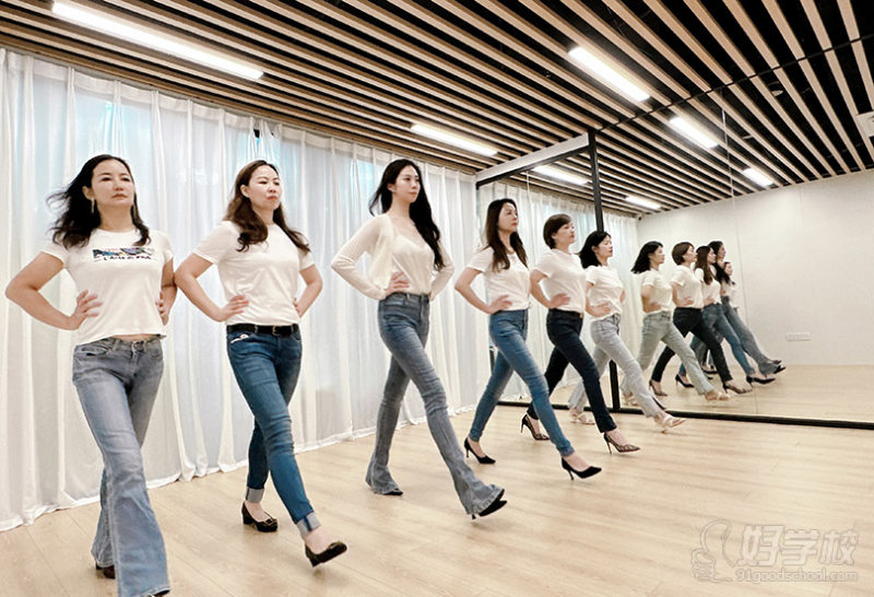 成人模特教学现场