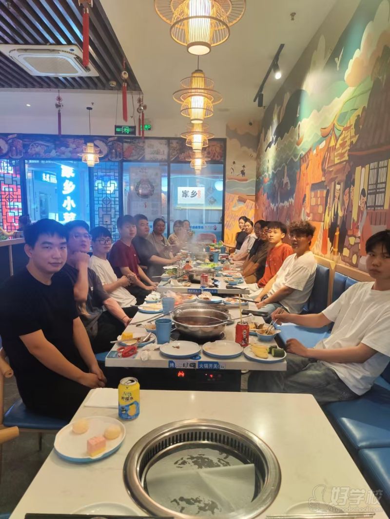 和学生聚餐照