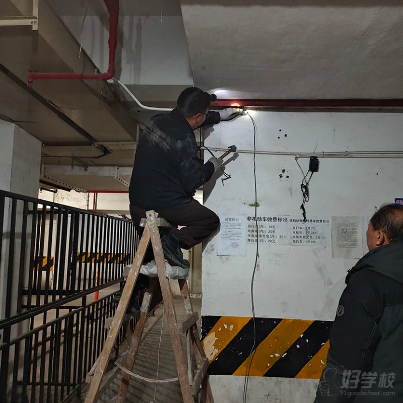 带领学徒给一个客户的