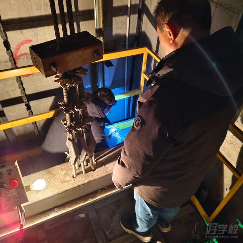 带领学徒给一个客户的