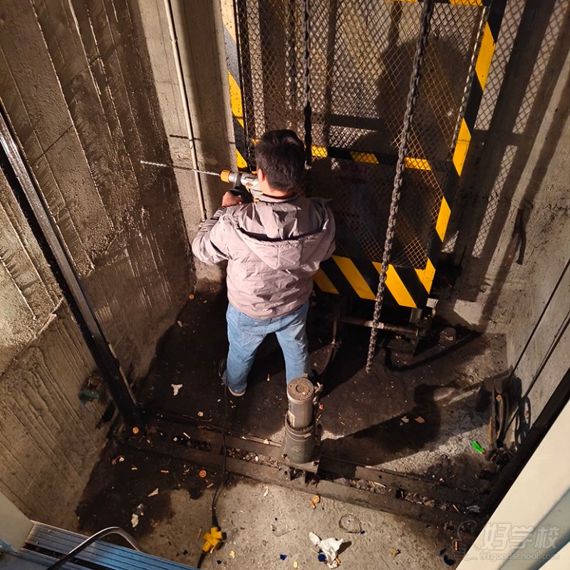 带领学徒给一个客户的