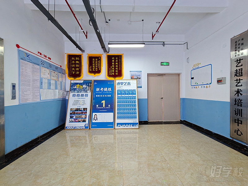 五楼音乐班电梯正门走