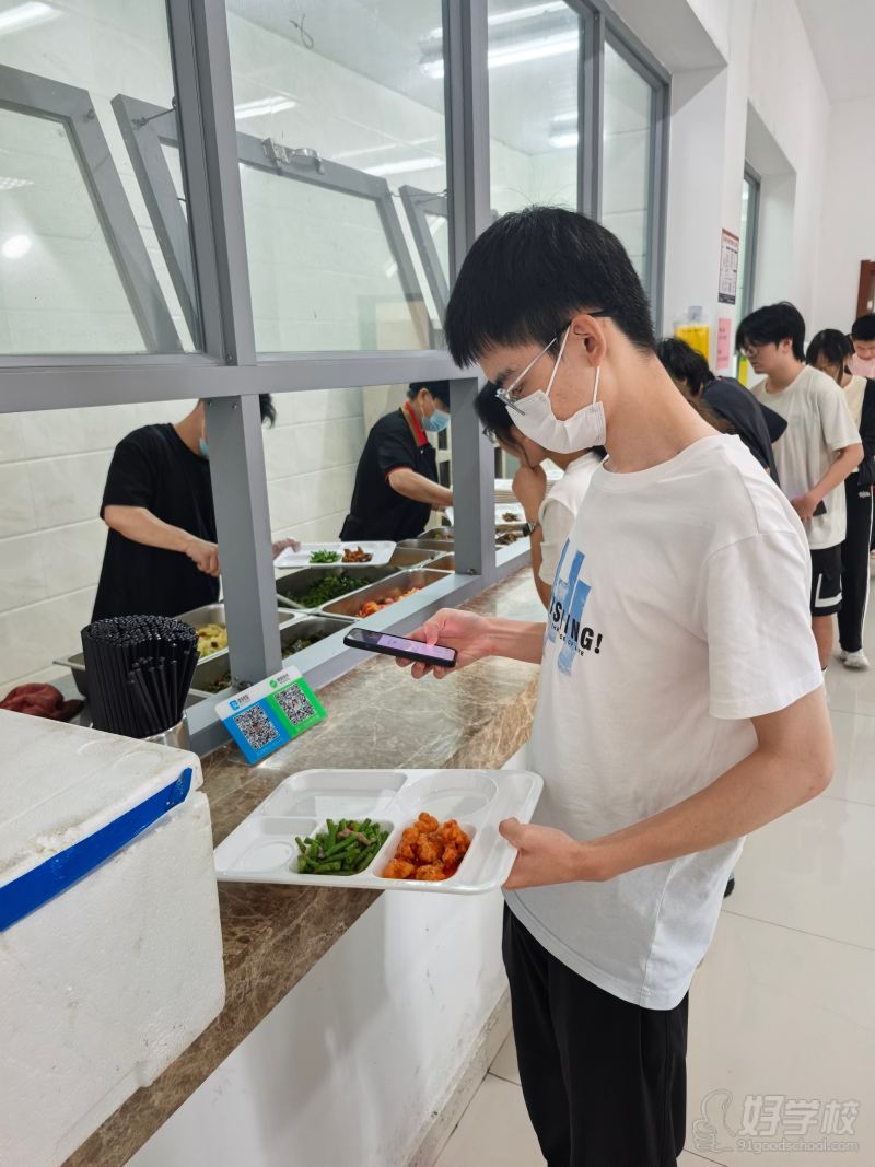 食堂就餐中