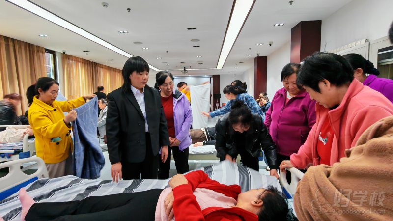 老师协助受训人员