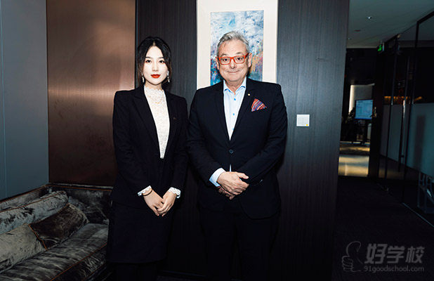 与澳洲官员合影