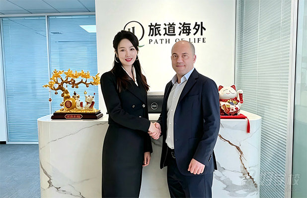与澳洲律师合影
