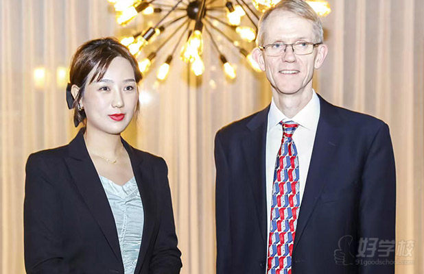 与澳洲官员合影1