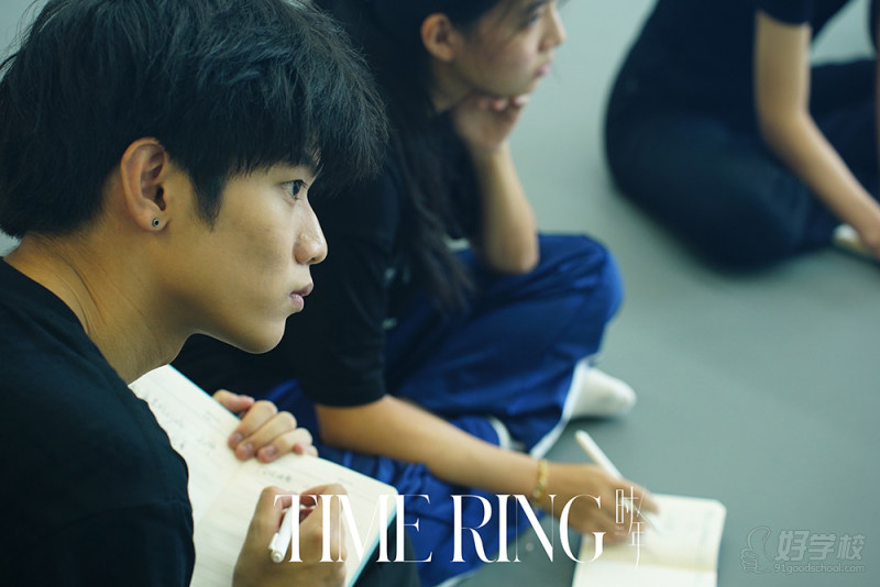 深圳播音主持藝考培訓班&nbsp;播音專業(yè)致力于培養(yǎng)具備廣播電視新聞傳播、語言文學、播音學以及藝術 、美學等多學科知識與能力、能在廣播電臺