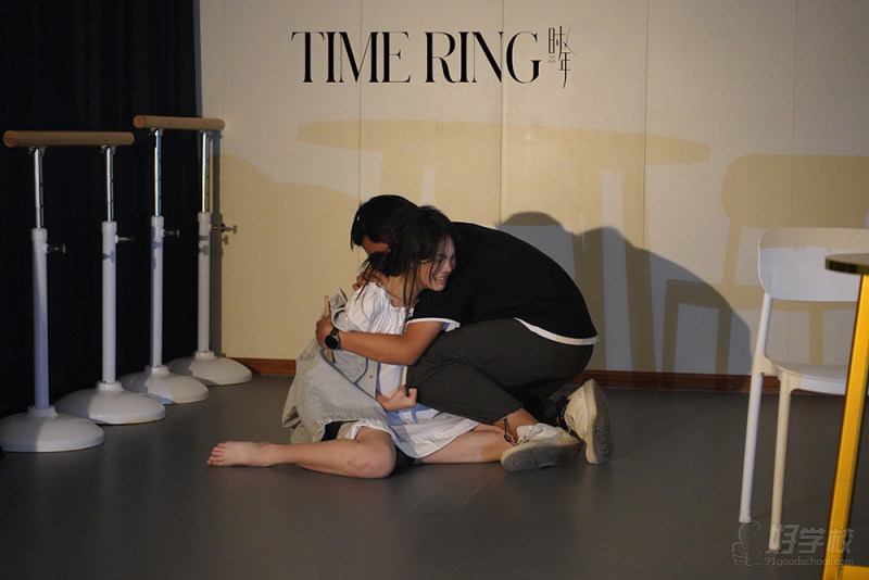 深圳影視表演藝考培訓班&nbsp;表演是一種通過演員的演出來完成的藝術(shù)，演員是演出藝術(shù)中形象的體現(xiàn)者。就戲劇影視表演而言，在表演的藝術(shù)創(chuàng)作中，演員要在舞臺上或銀幕前塑造有血有肉的、活生生的人。
