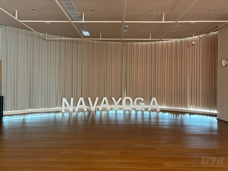 成都5天科学瑜伽入门培训班&nbsp;品牌简称“纳瓦瑜伽”，简写“NAVA YOGA”；创办于2022年，总校位于成都市蓝润置地广场。专注于0基础瑜伽教练培训、瑜伽教练证书认证、健身瑜伽段位考评、国内外大型瑜伽节和商圈会馆连锁经营。