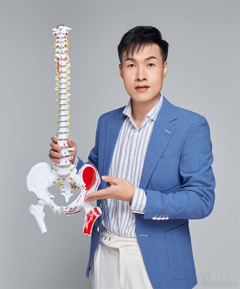马龙飞：中推特聘授课专家，中推中医专家委员会委员。国际资深徒手整形师，中医正骨世家第四代传人 ，签约调理妇科技术创始人，辽宁中医药大学针灸推拿专业，出身中医世家，自幼随祖父学习中医，2005年赴韩国留学深造，将韩国的美容技术理念与中国中医手法相结合，并经过多年临床实践，总结出马氏四维立体私密产康整体解决方案、马氏徒手男性根雕术、马氏秒杀颈肩腰腿痛、徒手视力矫正术等手法。