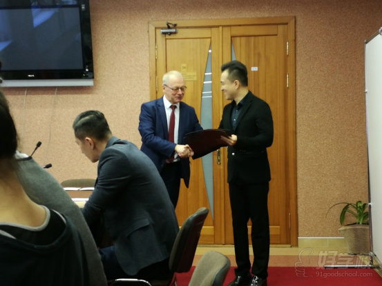 &nbsp; 孫敖先生（右）與白俄羅斯國立文化藝術大學副校長Языкович Виктор Робертович簽訂協(xié)議時的合影&nbsp;&nbsp;