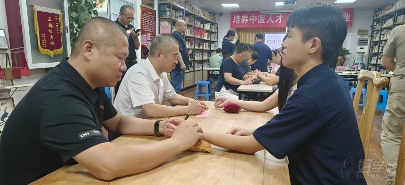 现场练习脉诊操作&nbsp;邯郸育任中医教育