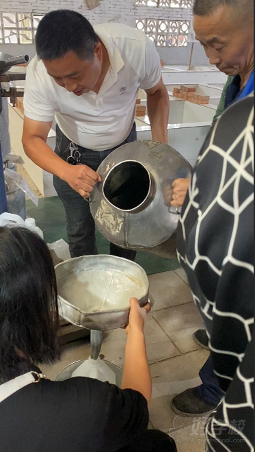 現(xiàn)場(chǎng)接酒，現(xiàn)場(chǎng)嘗品新工藝酒樣。