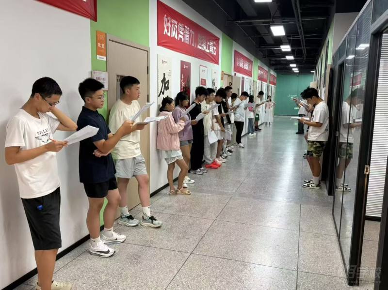 早上站着背读,确保精神状态和学习状态.