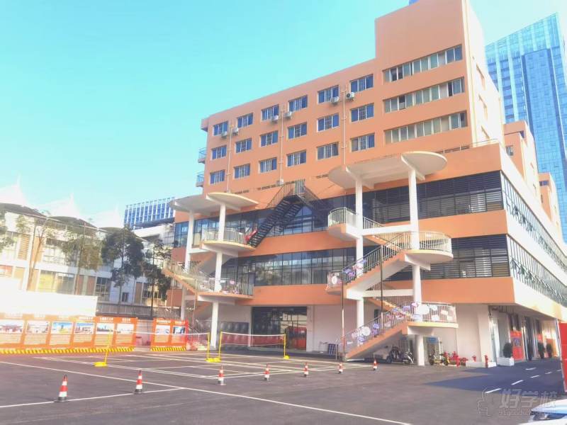 食宿学一体校区，楼下餐厅，二楼三楼教学区域，四五六七楼学生寝室。